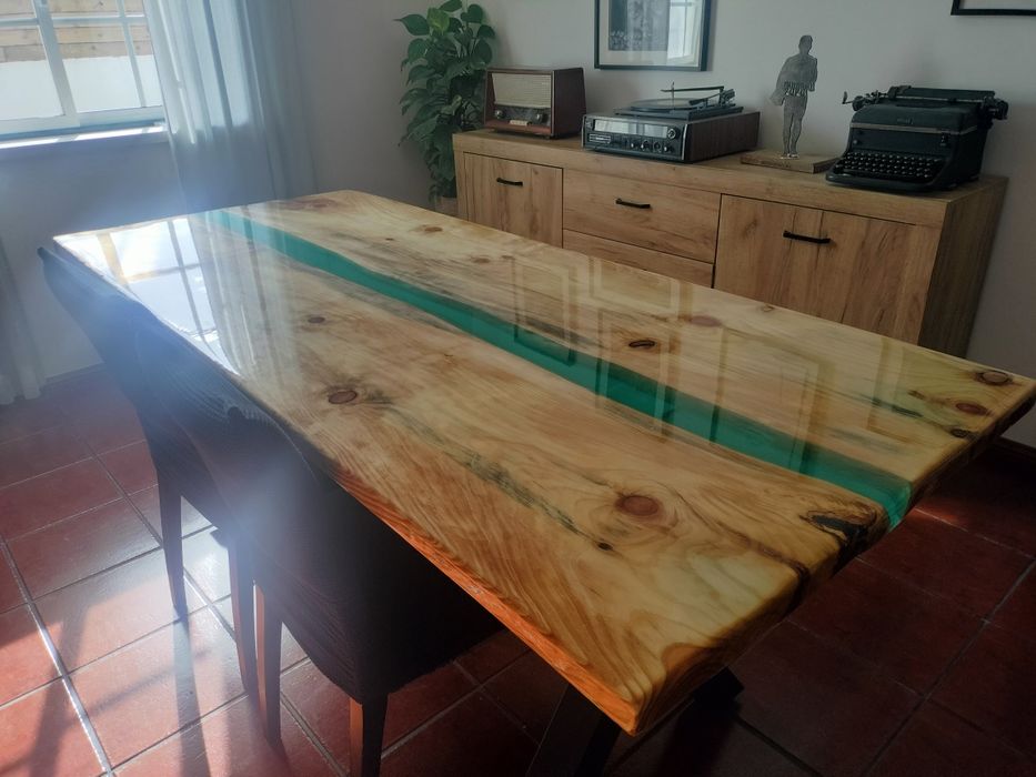 Mesa de madeira maciça e resina