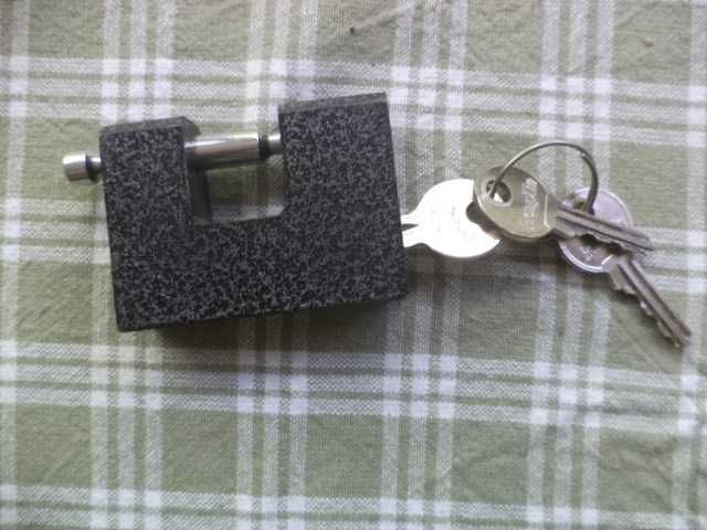 Kłódka do drzwi trzpieniowa