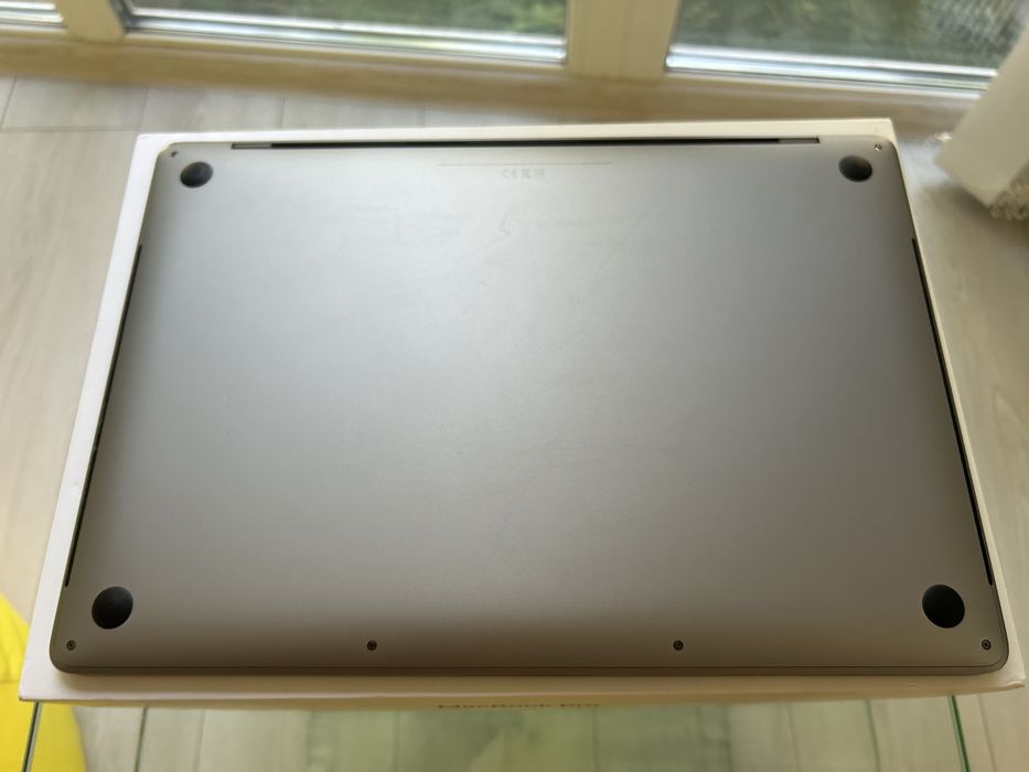 Macbook Pro 15 2019г, i7, 16/256