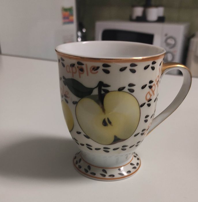 Decorative mug with apple design