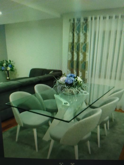 Vendo mesa de sala de jantar com um ano  mudei de casa e não cabe na minha sala nova