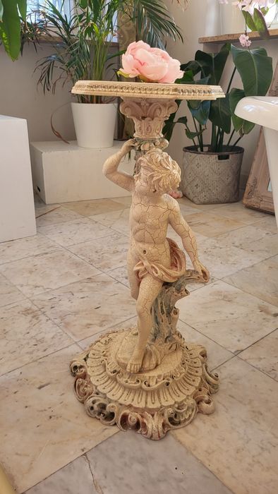 Postument kwietnik, kamień