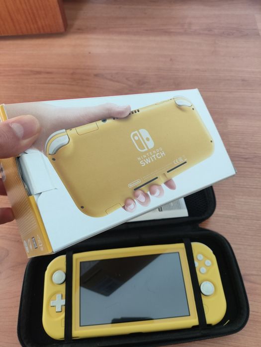 Nintendo Switch Lite Amarela + Estojo Pikachu + Capa Protetora