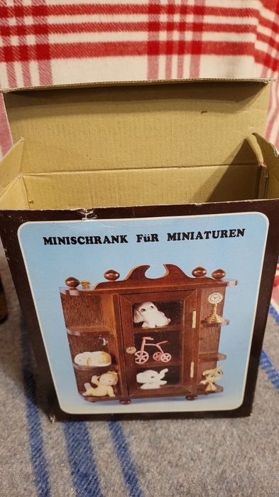 Drewniana mini witrynka 21x18x5 cm.