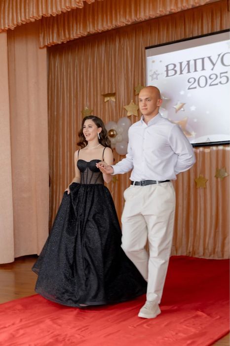 Випускна сукня, чорна