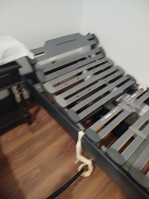 Cama articulada com comando