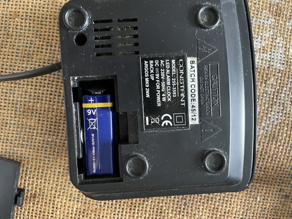 Budzik , zegar z czerwonym LED na prad na rynek brytyjski.