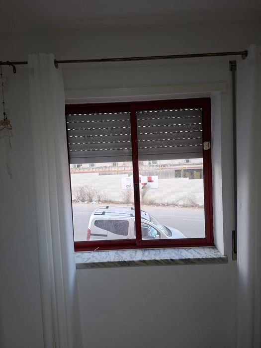 Janelas em Alumínio – Excelente Estado | Branco e Vermelho