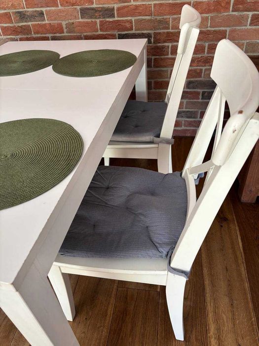 stół z 4 krzesłami Ikea
