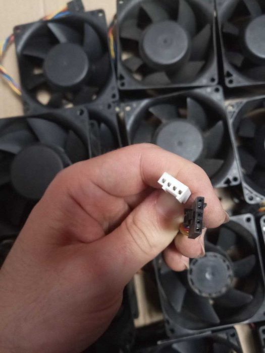 Потужний кулер 12В 80мм 4пін мощный вентилятор 80mm 4pin 12V AVC Delta