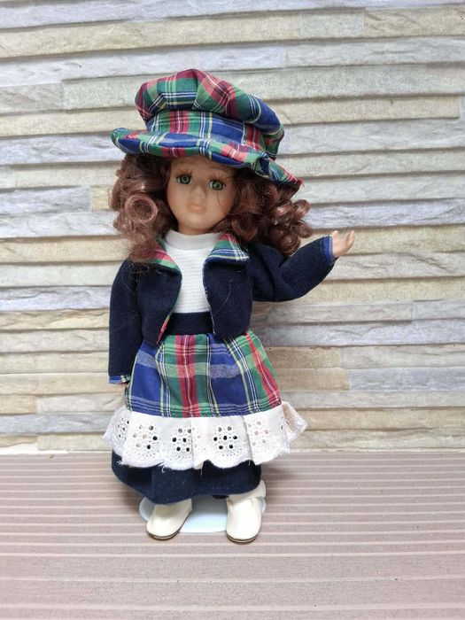 Vende-se Conjunto Seis Bonecas Porcelana