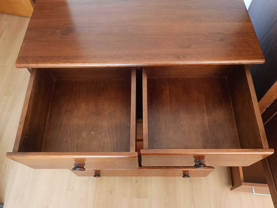 Cómoda em madeira de pinho