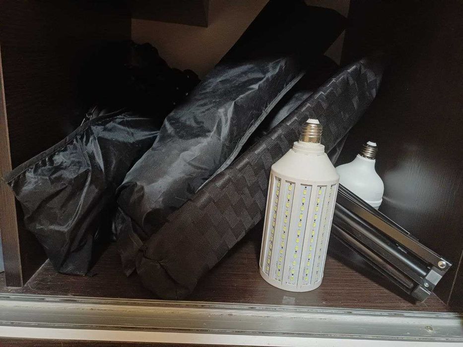 Освітлення та стійки для камер