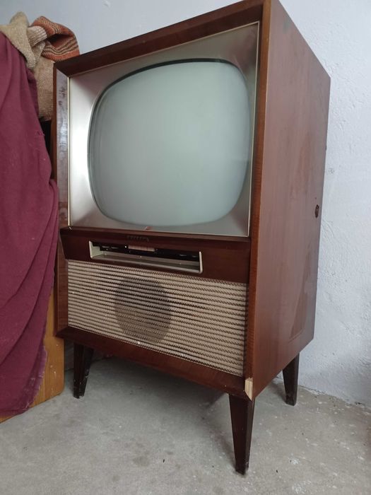 Televisão Philips muito antiga em móvel