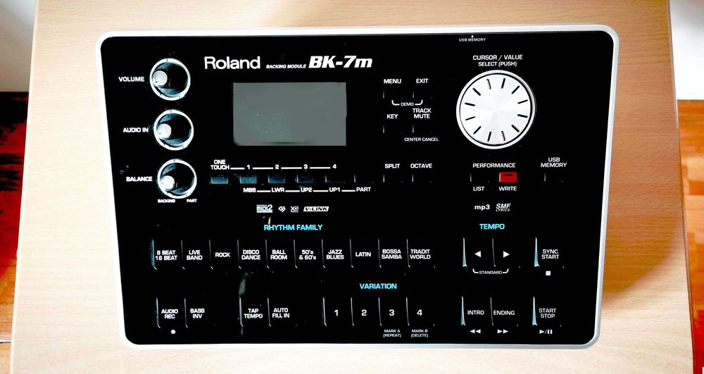 Roland BK7m - módulo arranjador para teclista, acordeonistas , guitarristas e outros.