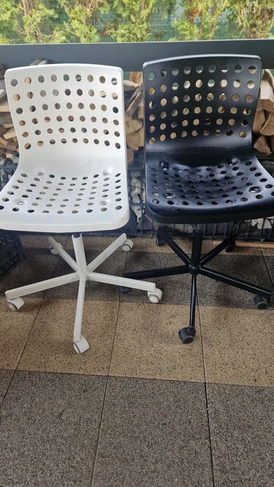 Krzeslo do biurka czarne i białe Ikea