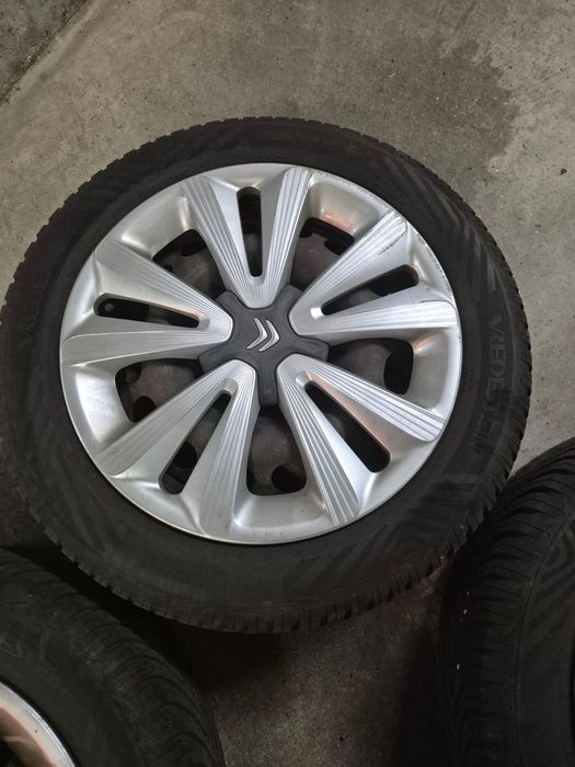 Vendo 4 jantes com pneus 16'