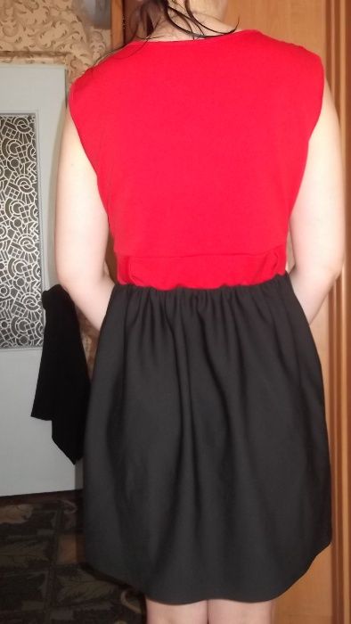 Черно-красное платье