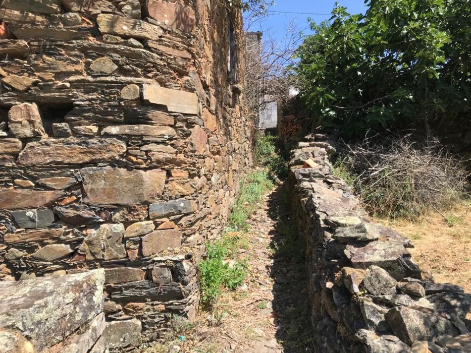 Casa de pedra rústica com registo de habitação dois pisos