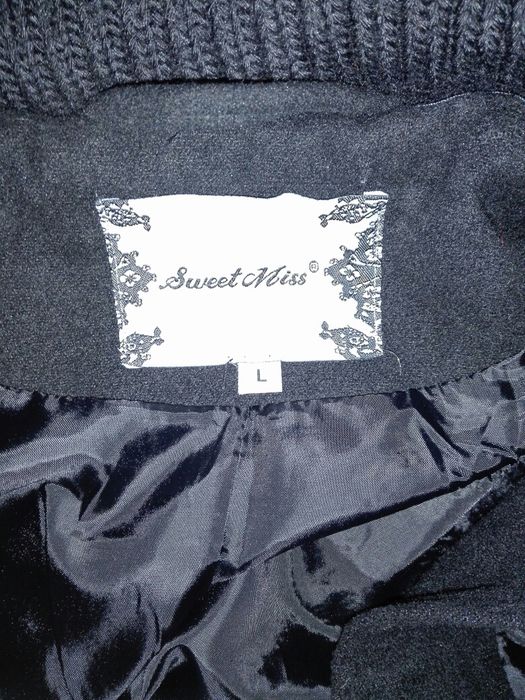 Czarny płaszczyk z paskiem wiazany