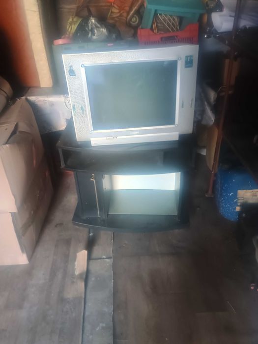 Телевізор з тумбочкою