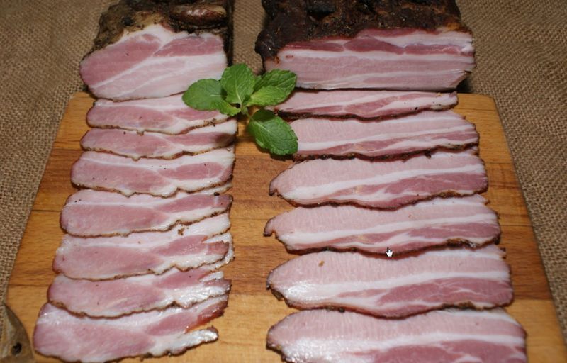 Swojskie wyroby na Wielkanoc ze świniobicia Kiełbasa szynka