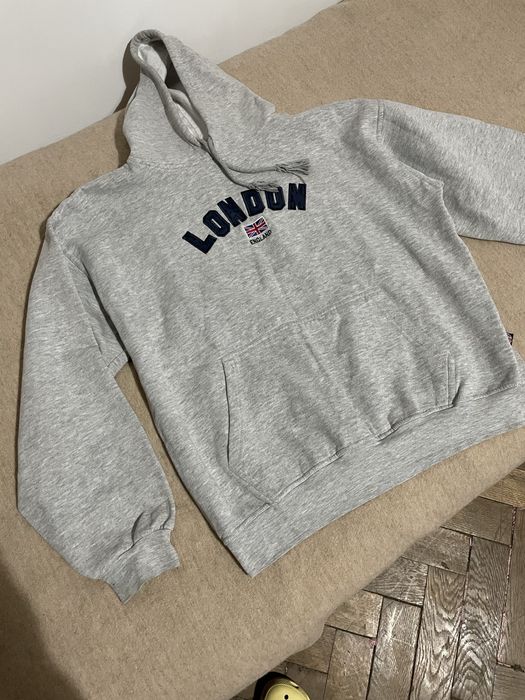 Стильне сіре худі з принтом