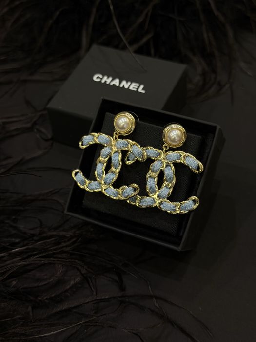 Сережки Chanel.
