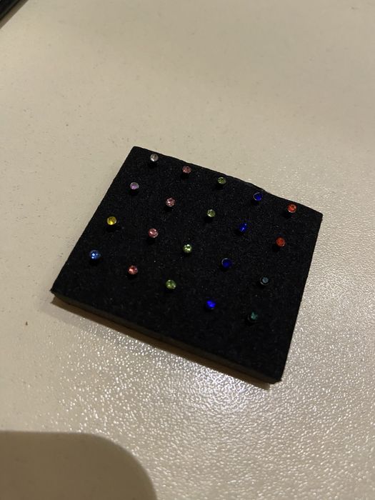 Пирсинг в нос різнокольоровий