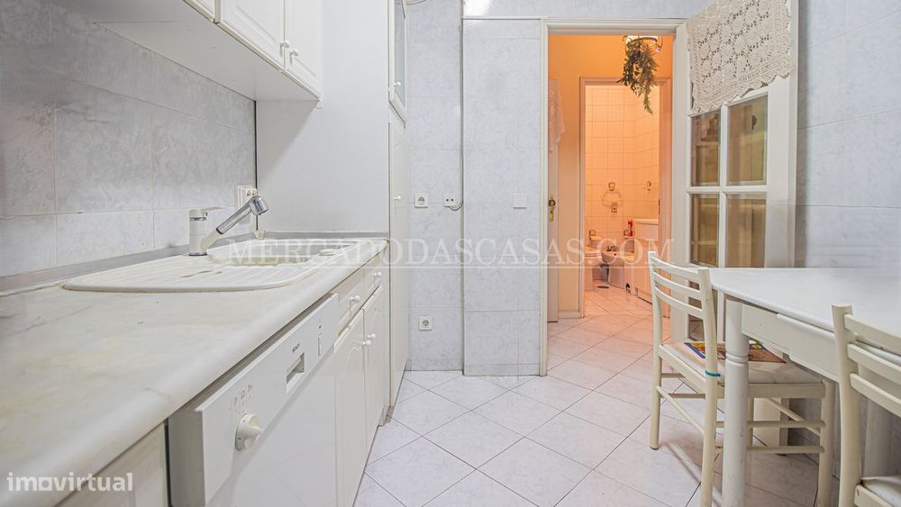 Apartamento T3, c/ lugar de garagem e varanda