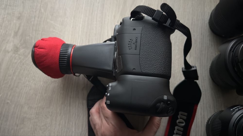 Canon 80D com varios acessórios e mochila