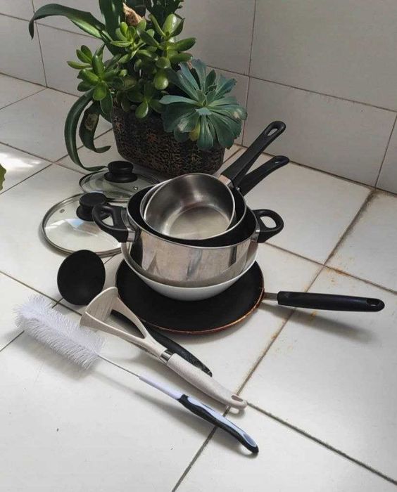 Utensílios de cozinha usados – 8 peças / Used kitchen utensil set
