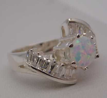 Srebrny pierścionek naturalny opal i cyrkonie R.12.