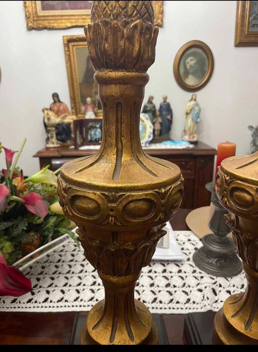 Candeeiros (2) espetaculares moldados em gesso de alabastro com acabamento em folha de ouro 24k e base em granito maciço preto.