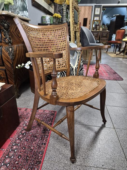 Cadeira clássica com palhinha natural.