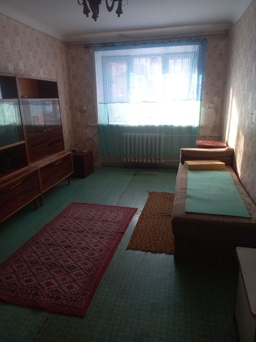 Продам двокімнатну на Сечінова
