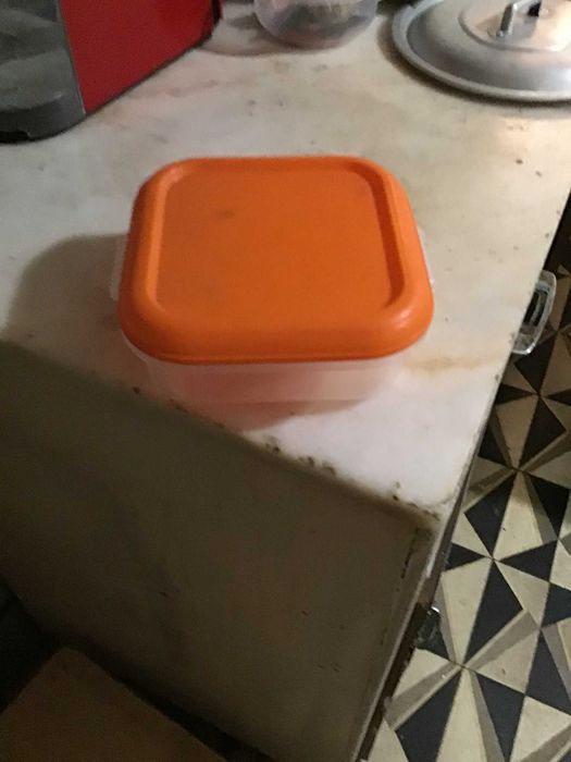 tuerware quadrado com tampa laranja