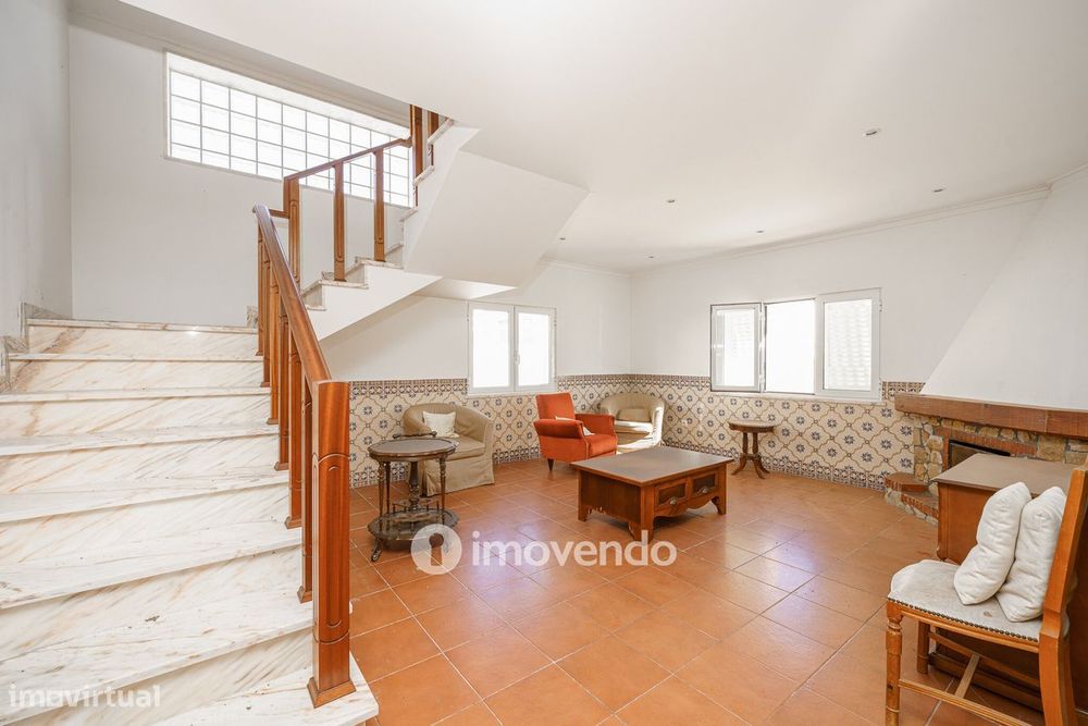 Moradia T4 com garagem e próxima da praia, na Charneca da Caparica