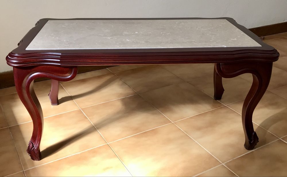 Mesa de centro em madeira com tampo de mármore