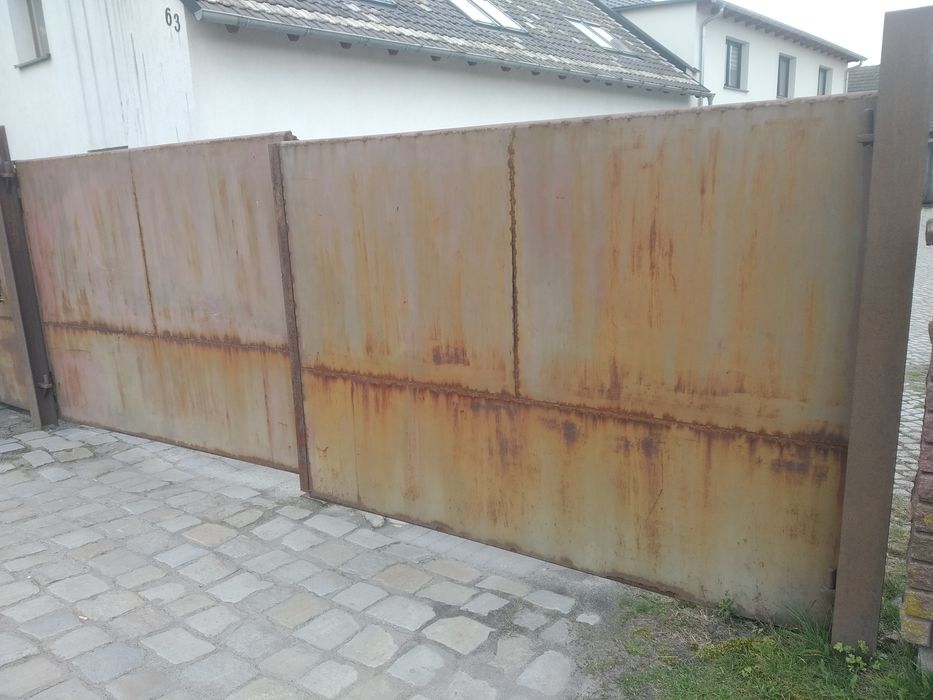 Brama stalowa, ciężka, z grubych profili.