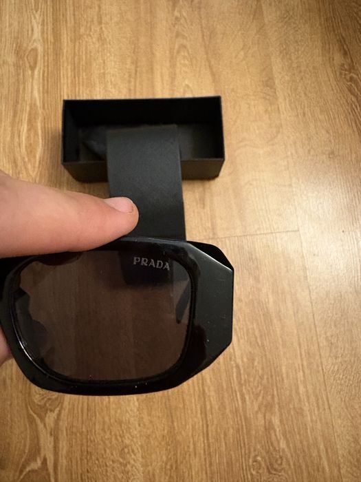 czarne okulary prada