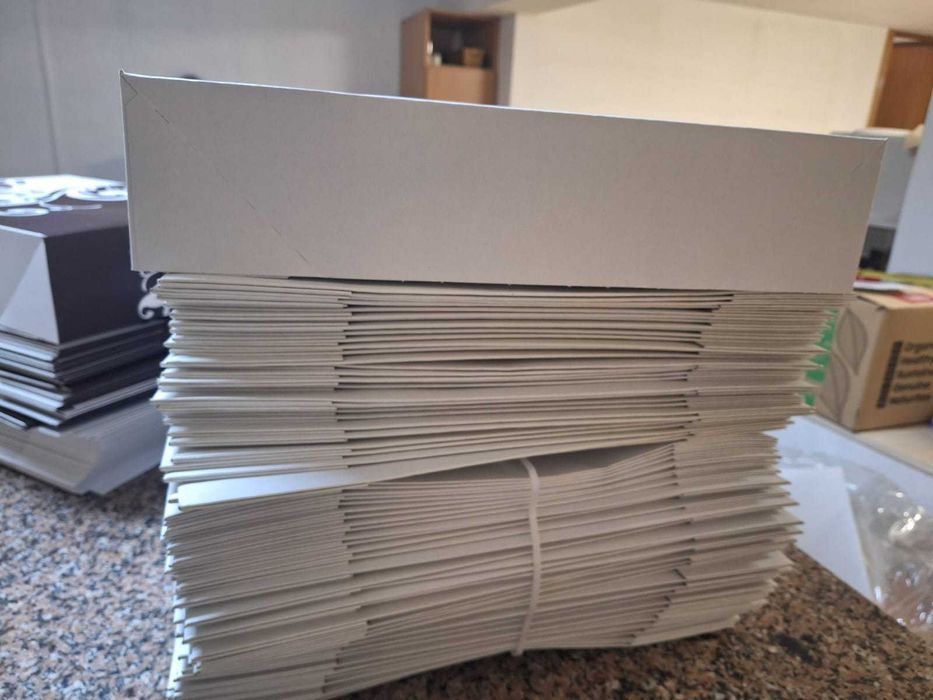 Caixas, pratos e bases de pastelaria