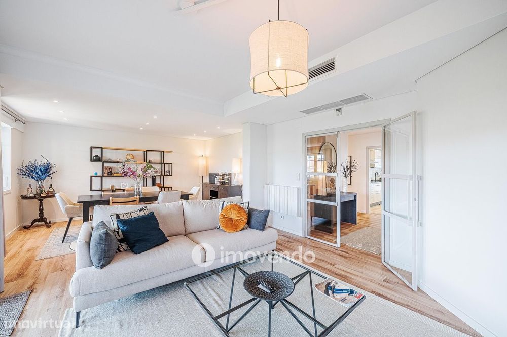 Apartamento T3 com garagem, em condomínio com piscina, em Bicesse