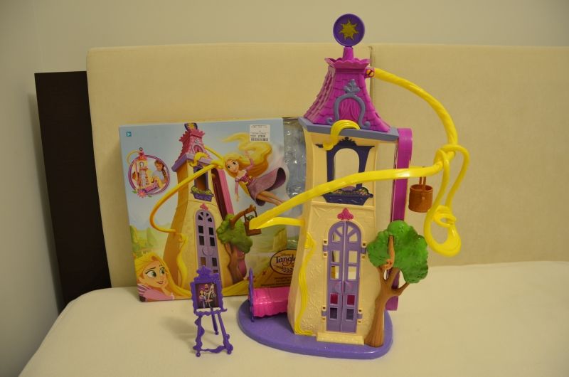 Duży zamek Roszpunki 53,5 cm zjeżdżalnia z serialu Zaplątani jak nowy