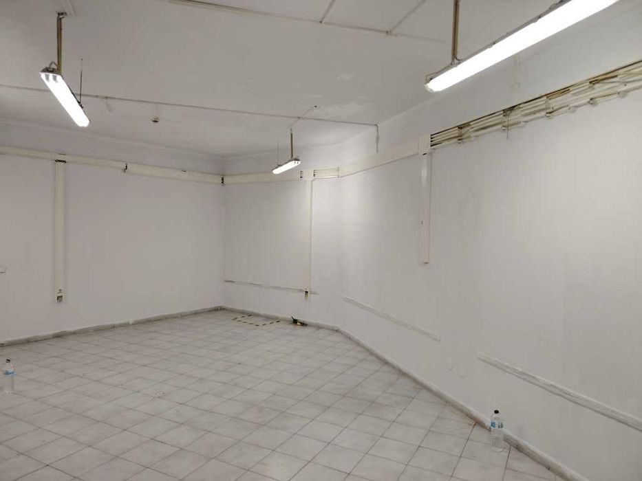 Espaço comercial em gaveto com 3 montras