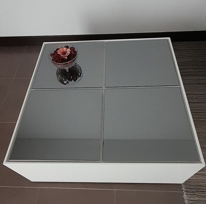 Mesa centro lacada de branco e espelhos