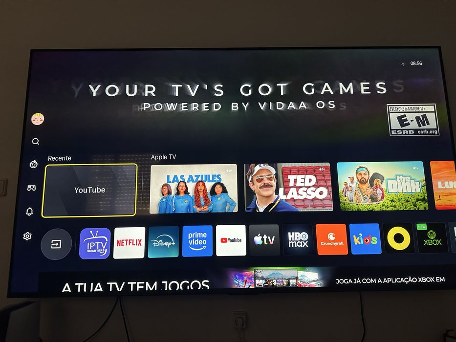 Tv gigante com ps5 e acessorios