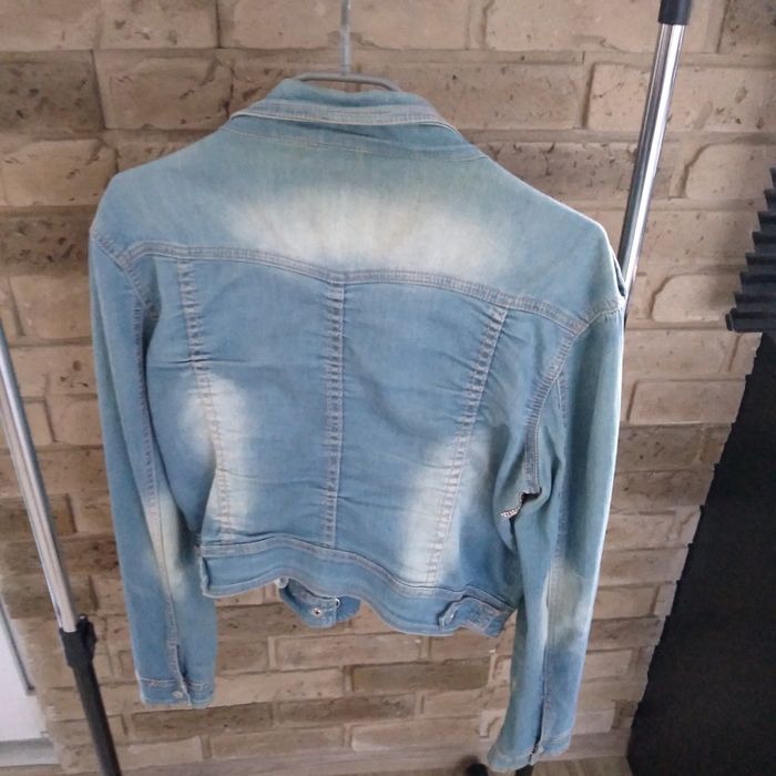 Kurtka jeans podgumowana z gadżetami