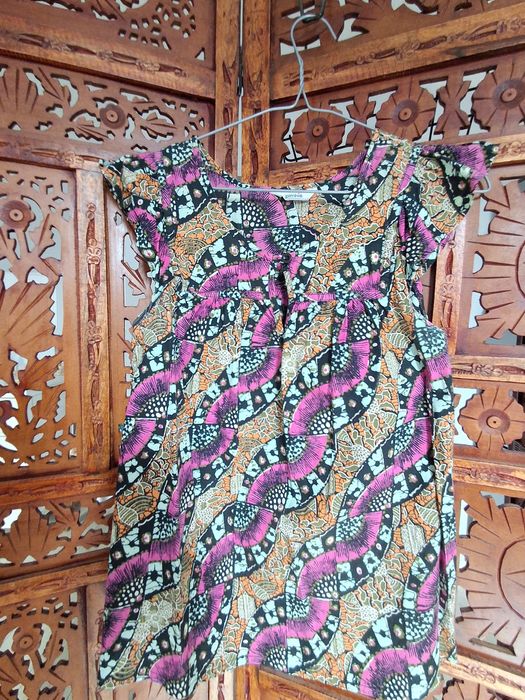 Camisas e blusas como novas de várias marcas.