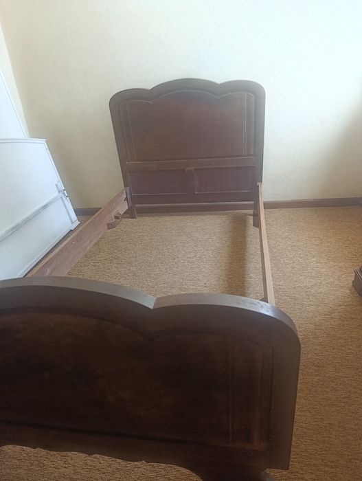 Cama de solteiro sem estrado e sem colchão